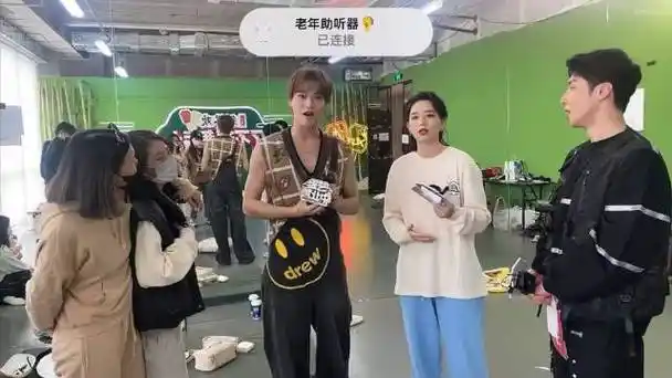 探班直播现场,@李斯丹妮 教@into1-赞多 说四川话了!