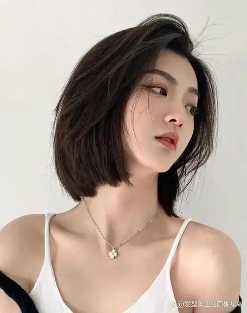 尽显女人的温柔风格,刘海的搭配还能完美的修饰五官,突出精致的五官