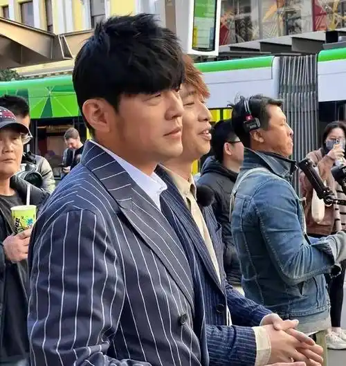 周杰伦现身海外录综艺,身材发福撞脸陈赫,网友:奶茶又喝多了_生活