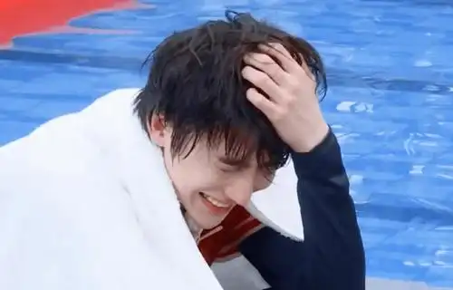 原创蔡徐坤《跑男》下水,"脱妆"截图照火了,这脸确定有21岁?