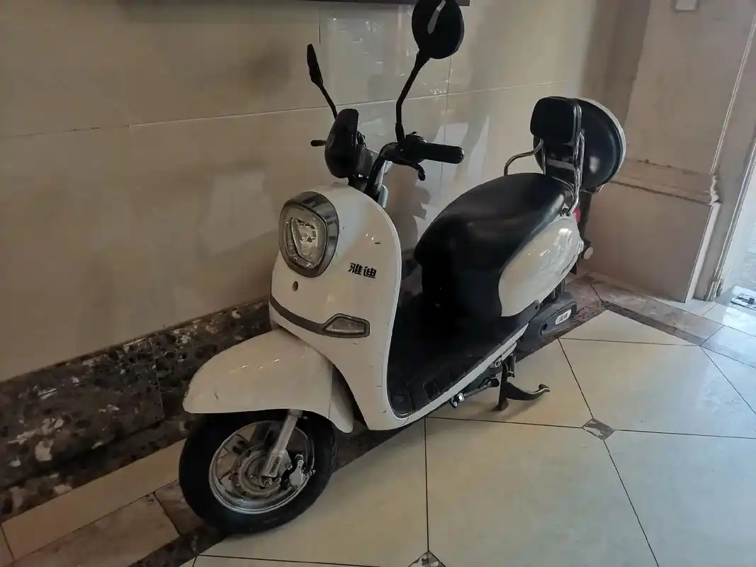 雅迪小龟王电动车,装五块大电瓶,60v,前面碟刹,led大灯 - 抖音