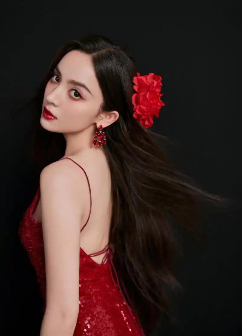 古力娜扎,红色吊带裙,美美美!