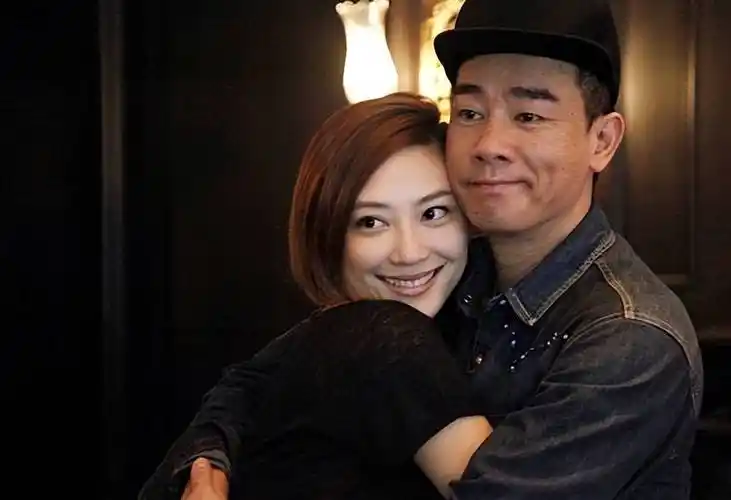 原创张柏芝与陈小春的那份情谊沙滩穿比基尼涂防晒油好辣眼