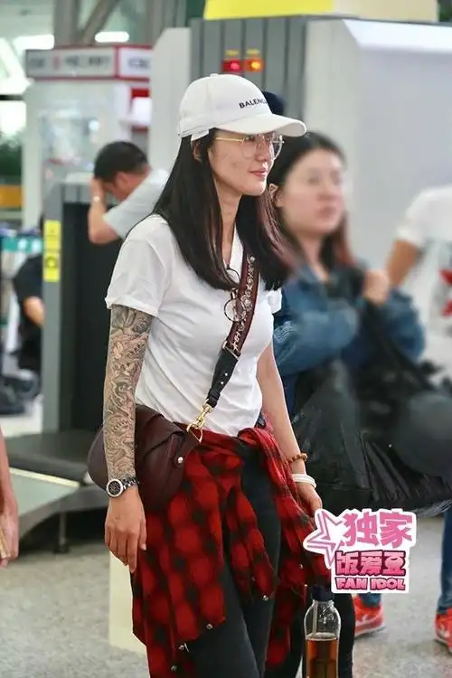 谭维维纹身花臂帅翻天!素颜出镜不惧镜头