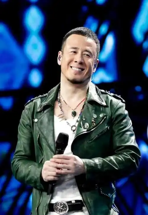 50岁杨坤疑似新恋情曝光 深夜携长腿美女同回家(4)