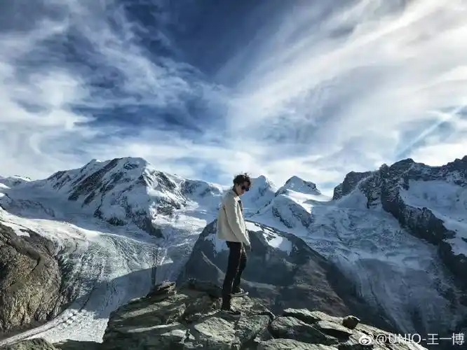 王一博打卡好莱坞游客照##王一博比耶游客照