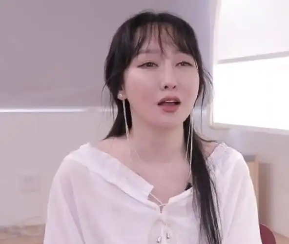 歌手萨顶顶近照难认出,面部僵硬不敢做大动作,眼睛半眯着太无神_网易