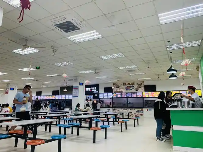 园区工业技术学校内部食堂窗口急转