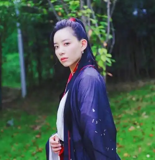 李斯丹妮古装造型,绑高马尾像翩翩公子,发际线是唯一不足的地方