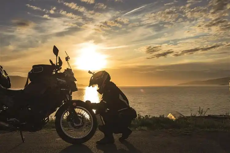 为了给年幼的儿子一个豪迈的答复,巴彦淖尔小伙张文璇骑着摩托车环游