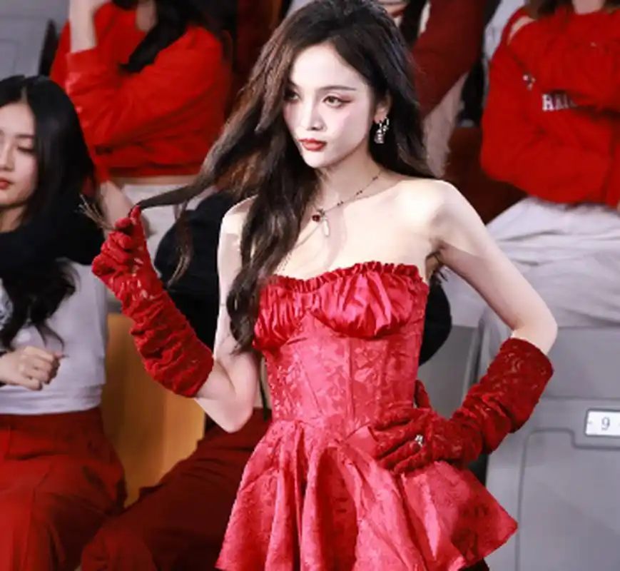 吴宣仪红色抹胸短裙甜辣纯欲 笑容灿烂活力满满 吴宣仪(271335