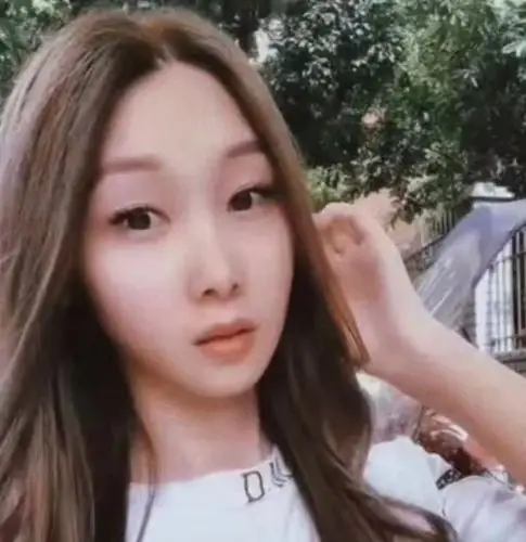 网红"那我走"网恋奔现前照片曝光,五官精致难怪男生
