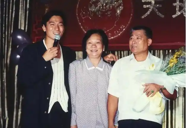 刘礼年轻的时候是一名机场的消防员,家中有6个孩子,刘德华排行第四.