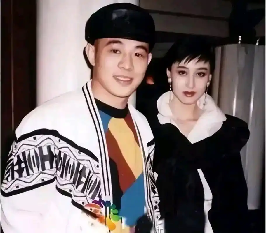 利智和李连杰合影,没有一张是笑脸,好像很不情愿的样子.