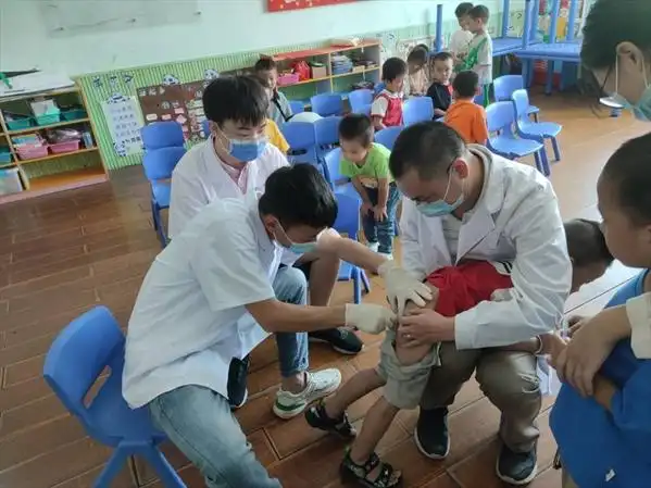 控中心工作人员在进行环境监测)专家组前往当地幼儿园进行蛲虫病监测