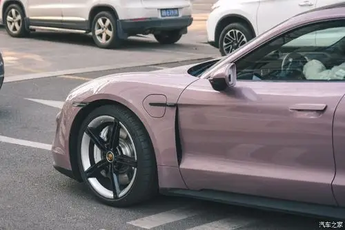 保时捷taycan 冰莓粉 实车很惊艳