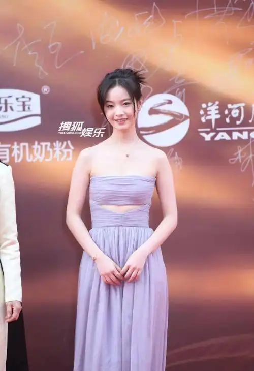 李庚希的礼服则在腹部挖出一个镂空来秀性感,但此处的设计过于生硬,让