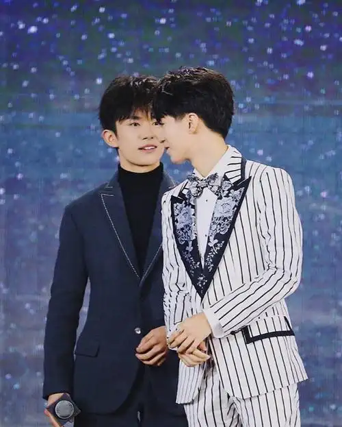 凯千太有爱!活动大合影中,原来是王俊凯自己主动换到千玺旁边?