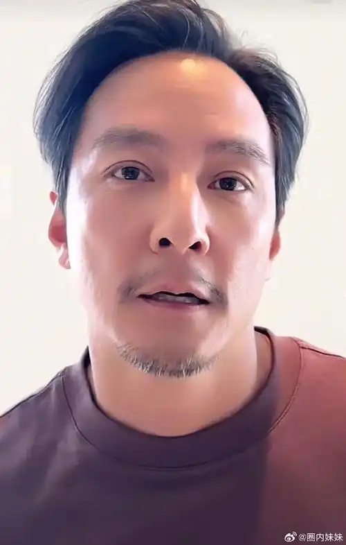 吴彦祖自拍就是很真实,有岁月的痕迹,但是气质犹在,展现了成熟男人的