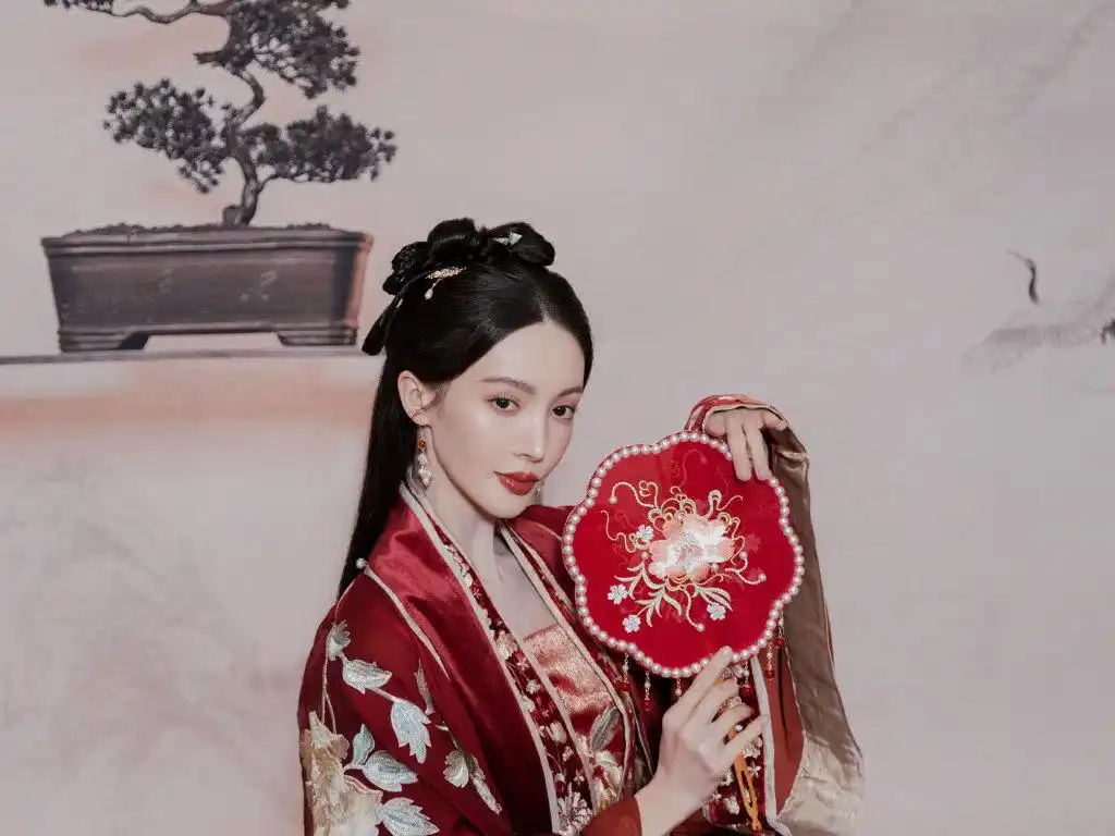 金晨穿红色刺绣古装 手持团扇温柔动人
