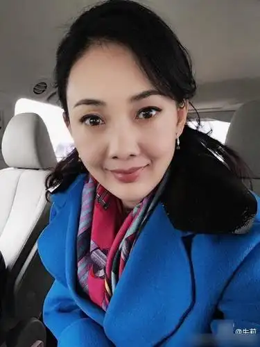 43岁牛莉再披婚纱 与林永健噘嘴自拍