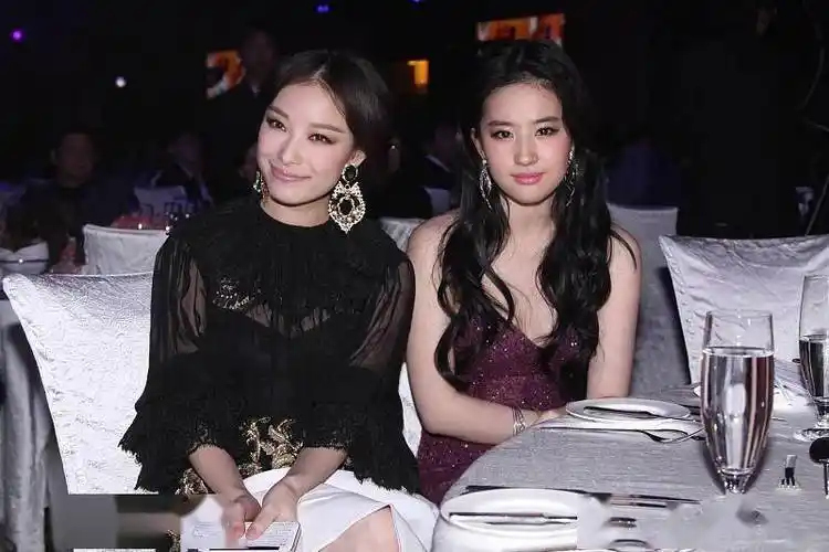 刘亦菲膀大腰圆早已不是神仙姐姐?看看她和杨幂的合照