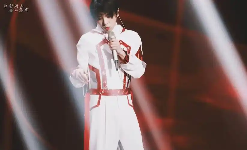 华晨宇壁纸满满余光都是你亿万星辰遥不及