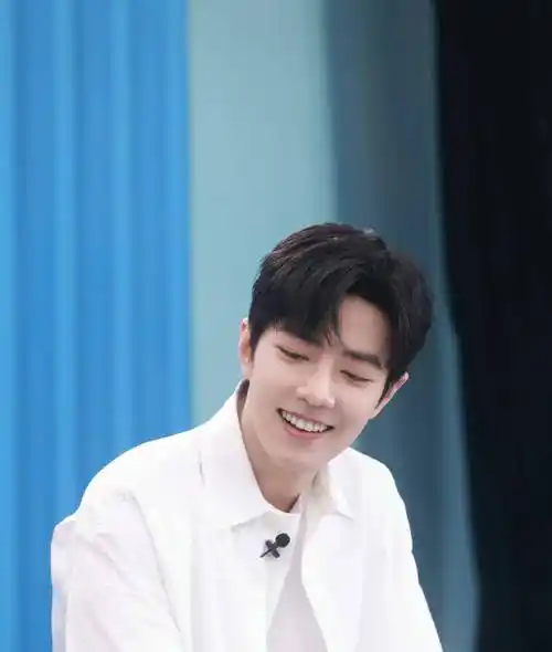 肖战的白衣出镜造型完美体现了夏日的清凉,难得一见肖战调皮_gucci