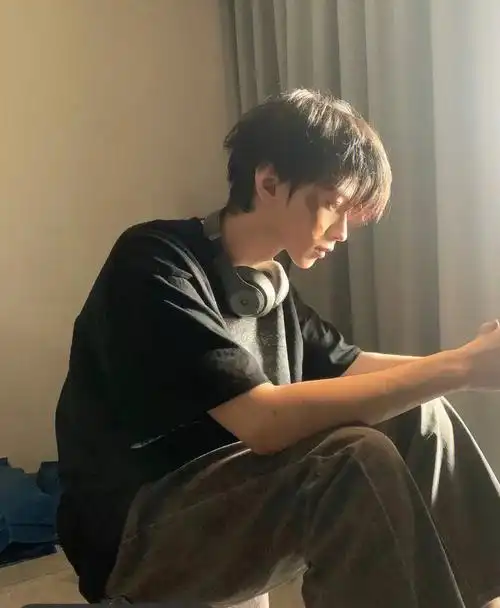 一款简单易打理的男生发型长碎盖!