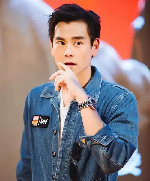 彭于晏图片(父母离婚的阴影太深重!彭于晏41岁仍未婚单身)