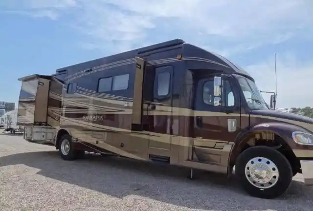 成龙的房车车身长达119米内饰豪华被称龙宅