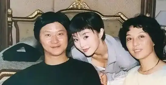 范冰冰72岁父亲参加网红婚礼,行为引发争议|黄奕|洪金宝|范丞丞|娱乐