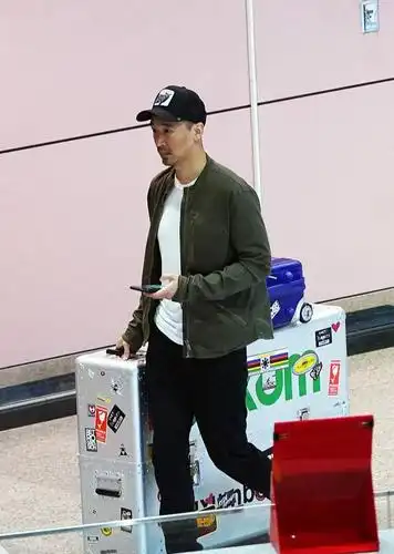 黄立行机场街拍.