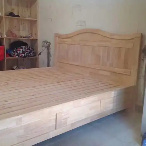 南京装修工地,木工师傅现场做的床,还没来得及上油漆!