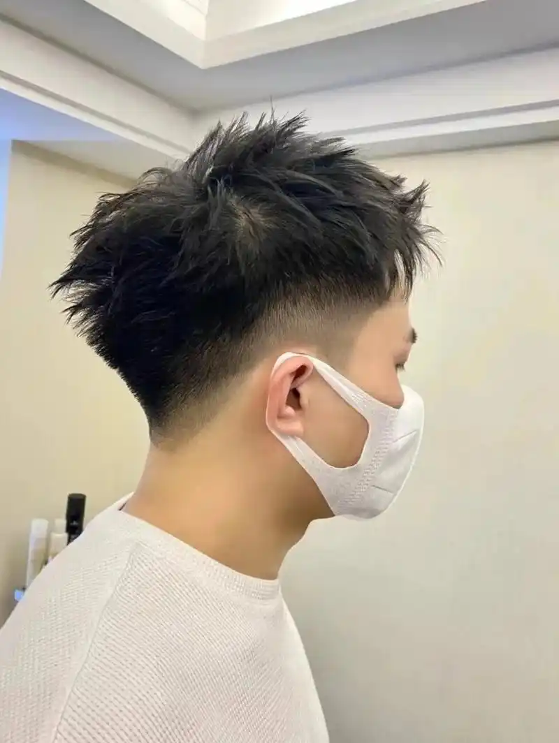 刺短发男士烫发男生一定要尝试的发型立体碎盖清爽的立体碎盖简单打理