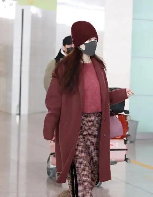 霍思燕这次的造型翻车了穿一身奶奶装现身机场看着老了十岁