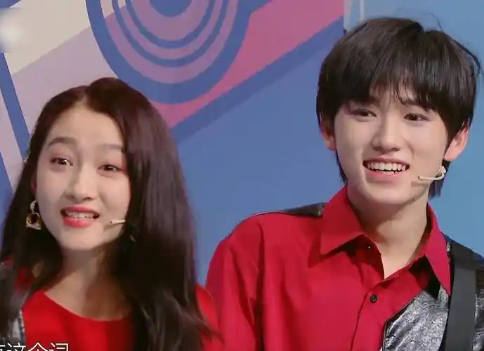 宋亚轩加入《王牌6》,与关晓彤互动玩游戏,下意识动作被热议!