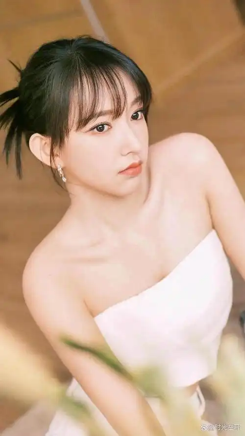 绝美绽放!25岁程潇惊艳亮相,人间极品尤物让人心动不已