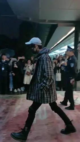 肖战劈叉式走路,是因为腿太长了吗?