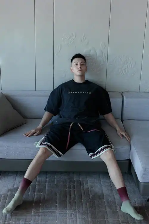 陈伟霆玩转沙发 摆高难度pose引关注