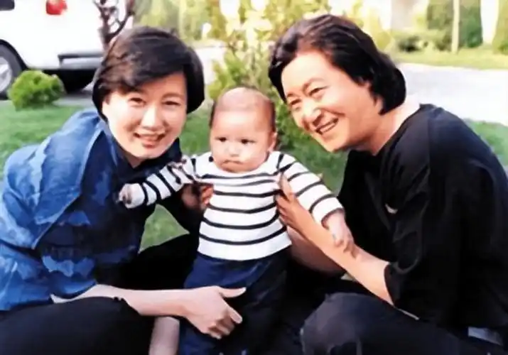 导演赵宝刚:娶初恋妻子相约丁克16年,愁坏了母亲,48岁意外得子_丁芯