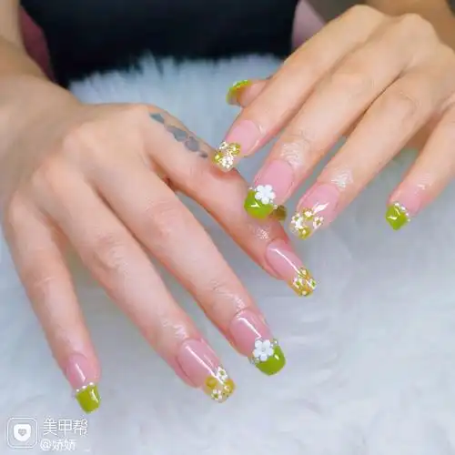 绿色夏天梯形花朵美甲图片