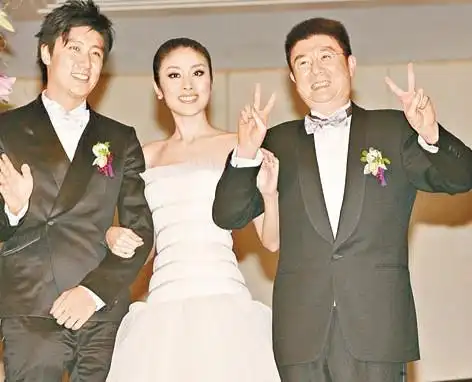 陈司翰因偷吃与庄思明分手 牵新女友热吻