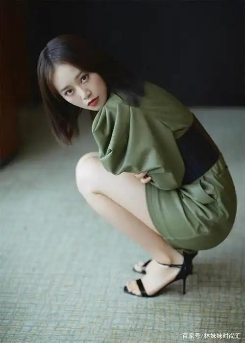 蓝盈莹吊带抹胸少女气息十足,霸气开撩,有没有get到美腻呢