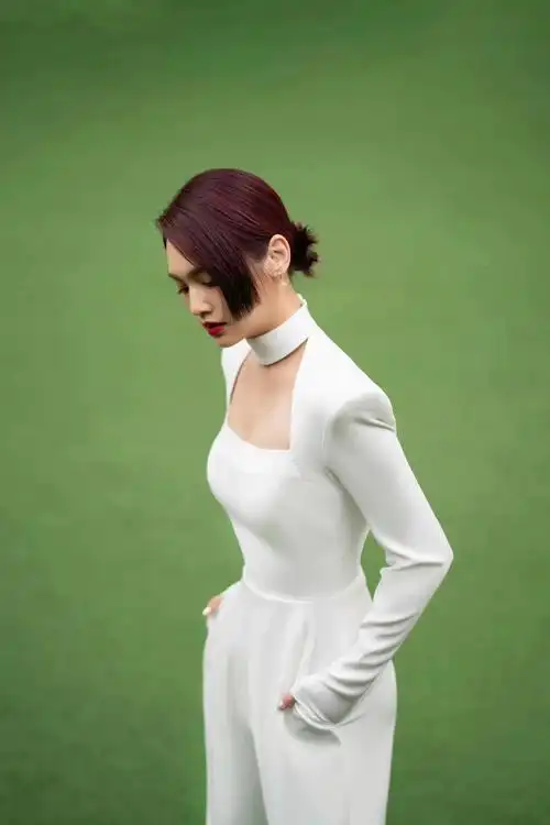 杨丞琳身穿白衣连衣裙头发半遮面脸部的痣看着太可爱了