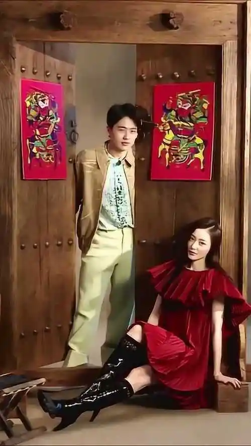 郭麒麟和张天爱杂志封面拍的太有感觉了70年代的门做封面效果就是不一