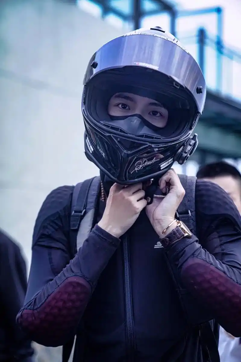 "你不应该只爱机车 更应该爱头盔内的自己" #机车 #机车男 - 抖音