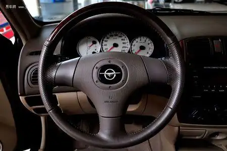 白色三个圆形仪表盘 翅膀标是什么车