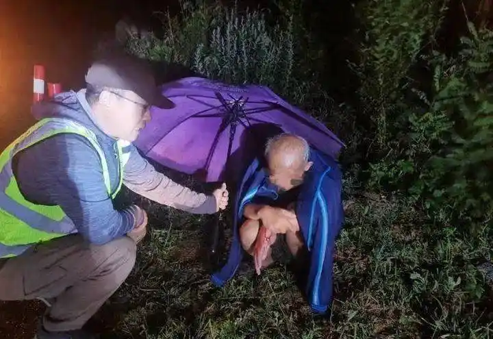 老人光膀子蹲路边,身体瑟瑟发抖,手上直流血!