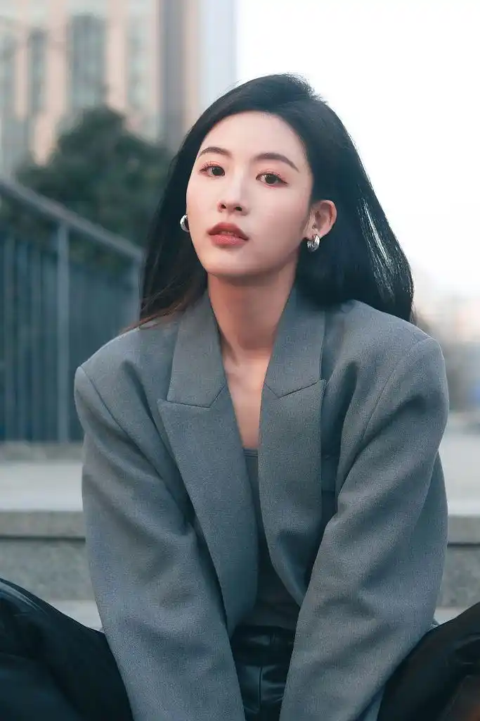 孙芮现身3ce品牌直播 灰色西装干练有型气场全开